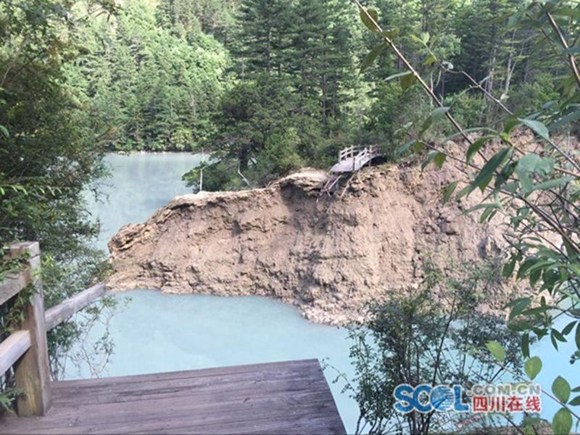The Sparkling Lake, one of the most popular scenic spots in the Jiuzhaigou National Park, was found dried up after the M 7.0 earthquake hit 3.5 km away from the valley on Wednesday, August 9, 2017. (Photo/scol.com) The Sparkling Lake, one of the most popular scenic spots in the Jiuzhaigou National Park, was found dried up after the M 7.0 earthquake hit 3.5 km away from the valley on Wednesday, August 9, 2017. (Photo/scol.com)