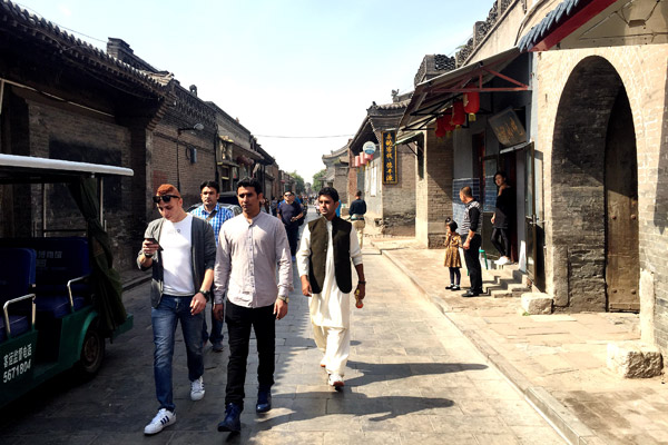 The students visit the ancient city of Pingyao in Shanxi province. (Photo by Yang Feiyue/China Daily) The students visit the ancient city of Pingyao in Shanxi province. (Photo by Yang Feiyue/China Daily)