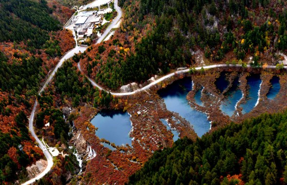 The Nuorilang Waterfalls in the Jiuzhaigou scenic area, as pictured in November, partly collapsed (as marked in the circle) after the earthquake in August. (Photo: For China Daily/Hua Xiaofeng) The Nuorilang Waterfalls in the Jiuzhaigou scenic area, as pictured in November, partly collapsed (as marked in the circle) after the earthquake in August. (Photo: For China Daily/Hua Xiaofeng)