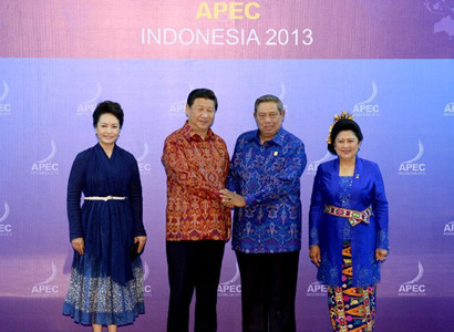 Group photo of leaders and their spouses at APEC summit meeting 