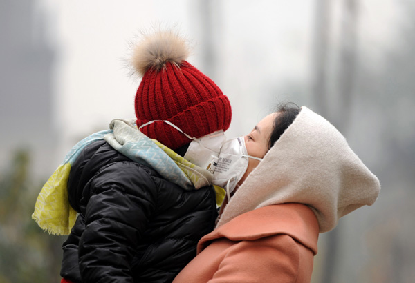 A mother and her daughter protect themselves from the heavy smog in Shenyang, Liaoning province, on Sunday. CHANG SHENGGANG / FOR CHINA DAILY A mother and her daughter protect themselves from the heavy smog in Shenyang, Liaoning province, on Sunday. CHANG SHENGGANG / FOR CHINA DAILY