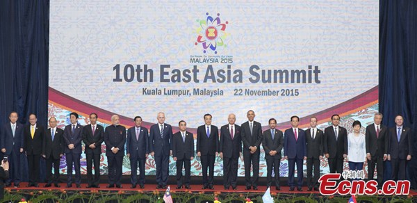 Premier Li Keqiang (center) and other participating leaders take part in a group photo during the East Asia Summit at the Kuala Lumpur Convention Centre in Kuala Lumpur on Sunday, Nov. 22, 2015. (Photo/China News Service) Premier Li Keqiang (center) and other participating leaders take part in a group photo during the East Asia Summit at the Kuala Lumpur Convention Centre in Kuala Lumpur on Sunday, Nov. 22, 2015. (Photo/China News Service)