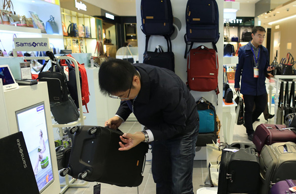 Chinese shoppers choose cosmetics products at a duty free shop in Seoul, South Korea. (ZHU XINGXIN/CHINA DAILY) Chinese shoppers choose cosmetics products at a duty free shop in Seoul, South Korea. (ZHU XINGXIN/CHINA DAILY)