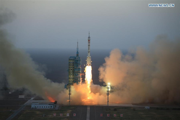 The Long March-2F carrier rocket carrying China's Shenzhou-11 manned spacecraft blasts off from the launch pad at the Jiuquan Satellite Launch Center in Jiuquan, northwest China's Gansu Province, Oct. 17, 2016. (Photo: Xinhua/Li Gang) The Long March-2F carrier rocket carrying China's Shenzhou-11 manned spacecraft blasts off from the launch pad at the Jiuquan Satellite Launch Center in Jiuquan, northwest China's Gansu Province, Oct. 17, 2016. (Photo: Xinhua/Li Gang)