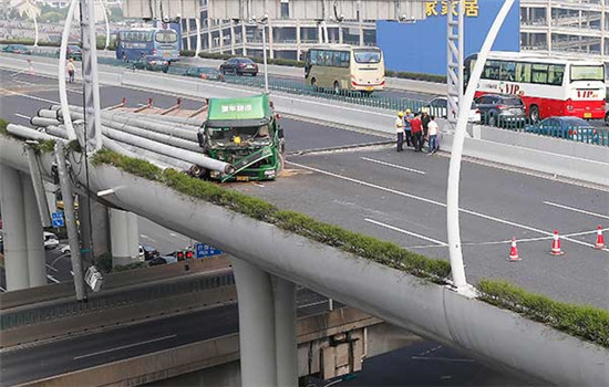 An overloaded truck overturns on the Middle Ring Road in Shanghai's Baoshan district on May 23, 2016. (PHOTO BY YINLIQIN/FOR CHINA DAILY) An overloaded truck overturns on the Middle Ring Road in Shanghai's Baoshan district on May 23, 2016. (PHOTO BY YINLIQIN/FOR CHINA DAILY)