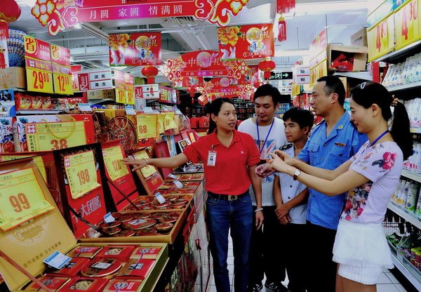 Inspectors from government agencies ask about mooncake sales at a supermarket in Yongtai county, Fujian province, Sept 16. Local disciplinary watchdogs and other authorities launched the joint crackdown on government officials and carders who use public funds to buy mooncakes. (Photo/Xinhua) Inspectors from government agencies ask about mooncake sales at a supermarket in Yongtai county, Fujian province, Sept 16. Local disciplinary watchdogs and other authorities launched the joint crackdown on government officials and carders who use public funds to buy mooncakes. (Photo/Xinhua)